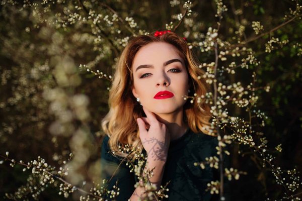 Quels sont les avantages des piscines à débordement pour un jardin élégant ?