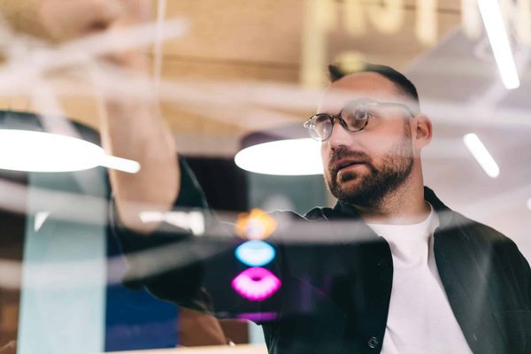 Quels sont les avantages des piscines avec des parois de verre transparentes ?